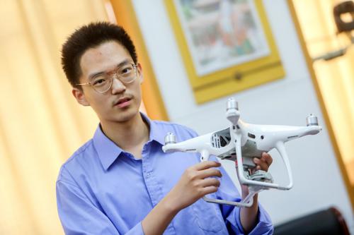 无人机只能飞半小时？省实验学子让它飞3天 凭这一项目拿下全国科技大赛大奖