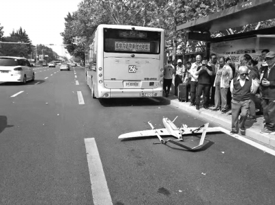 无人机从天而降撞上公交车 车顶被撞出四五个坑