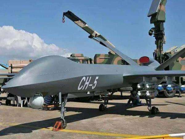 一个架次可摧毁一个坦克连的国产大型无人机：彩虹5