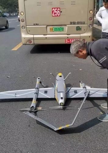 惊险！无人机从天而降，把公交车上撞出四五个坑