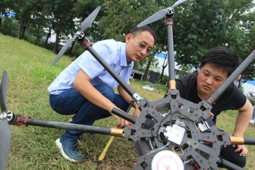 一场10分钟无人机表演报价200万！记者揭秘济南飞手炼成记