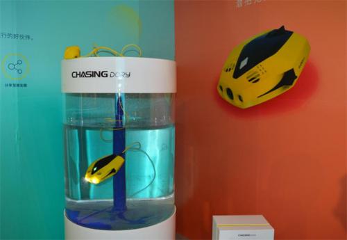 未来科技范体验全球最小潜拍无人机潜行多睿 仅重1.1KG 可下潜15米 