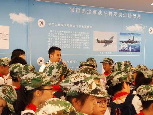 一起在2019上海（佘山）航空嘉年华上感受飞行的乐趣