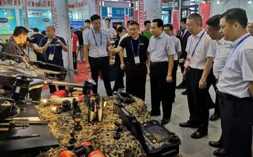 广西壮族自治区党委常委、政法委书记黄世勇莅临哈瓦展台参观调研