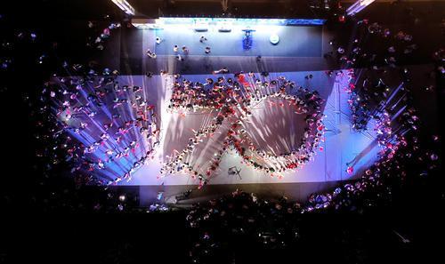 向祖国表白！500架无人机在大玉米点亮郑州，点亮黄河，我们一起唱《我爱你中国》 