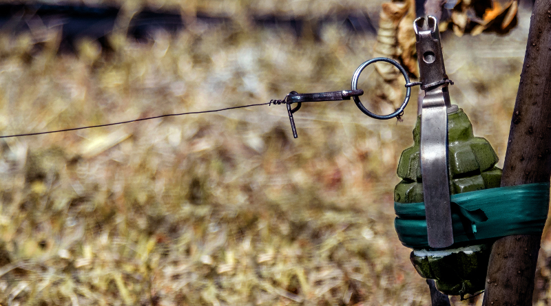 智破歹徒手持假手榴弹　无人机功劳大