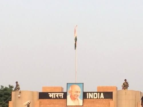 印军防空网一捅就破？巴铁大批无人机八进八出，扔下80公斤弹药