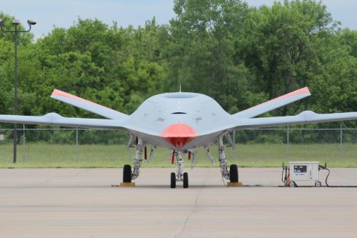 美军使用无人机新战法，航母面对致命武器怯场，欲退出第二岛链？ 