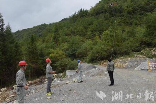 恩施大峡谷：无人机显身手 助力电力架线