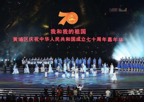 700架无人机点亮黄埔，万人高歌《歌唱祖国》向祖国表白 