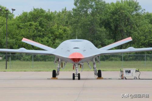 美军使用无人机新战法，航母面对致命武器怯场，欲退出第二岛链