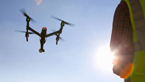 逃犯越狱隐居崖洞17年 警方出动无人机侦查行踪