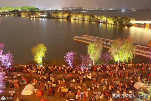 南京：无人机和焰火表演庆祝国庆 引数万人围观