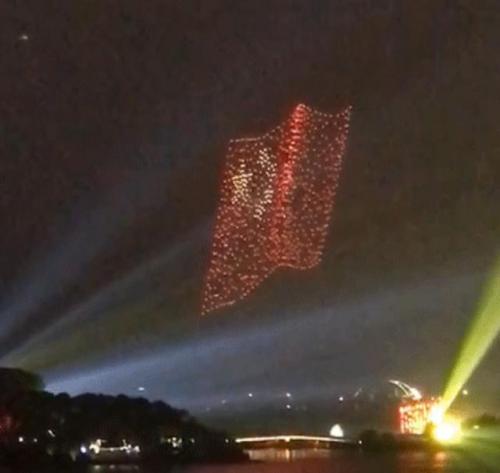 10月1日，南京玄武湖沸腾了——无人机秀和盛大的焰火表演让人陶醉 