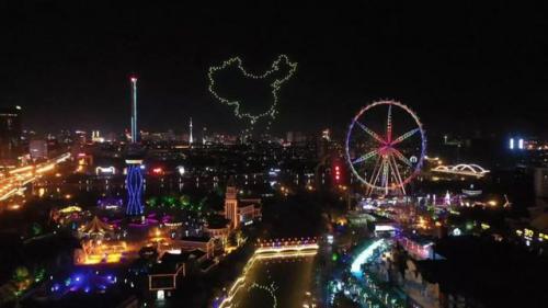 厉害了！152架无人机在南通上空表演灯光秀 