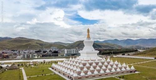 无人机空中看稻城亚丁，不用高反爬山也能欣赏美景了