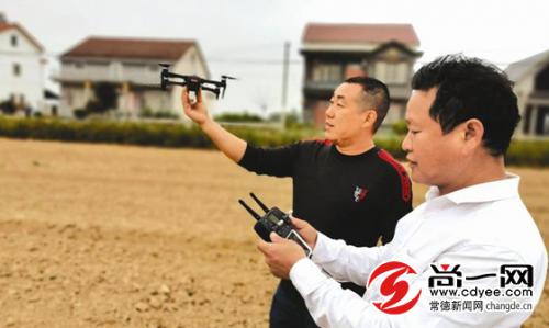 常德鼎城牛鼻滩镇武陵村干部学习用无人机巡查秸秆禁烧工作