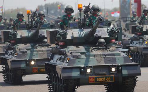 印尼74周年阅兵式，中国彩虹无人机仅出场10多秒，看台迎来如雷掌声 