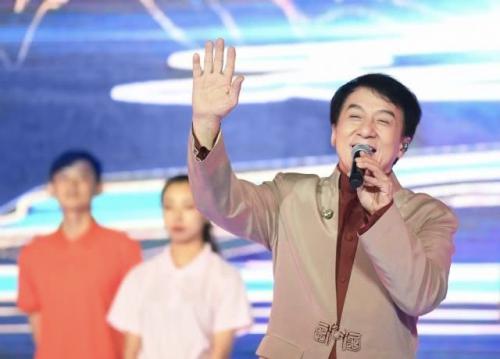 亿航白鹭999架无人机携手成龙外滩首飞，为《国家》伴舞，为祖国献礼