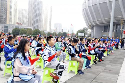 惊艳！无人机在体育中心表演空中舞蹈！现场近千人围观！你在现场吗？