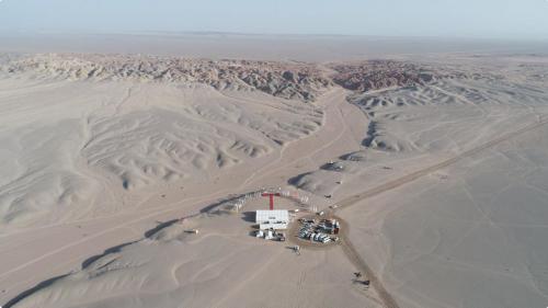 亿航白鹭跨界打造敦煌戈壁高尔夫球赛，千架无人机化身沙漠飞鹰