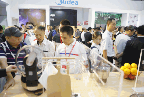 机器人打功夫，无人机起舞！佛山超炫科技盛会今日开幕！