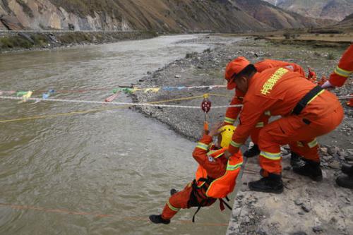 无人机也能牵绳过桥？ 看森林消防上演“水上漂”