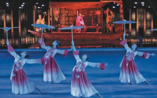 北京城市副中心迎各国驻华使节 500架无人机演绎“灯光秀”