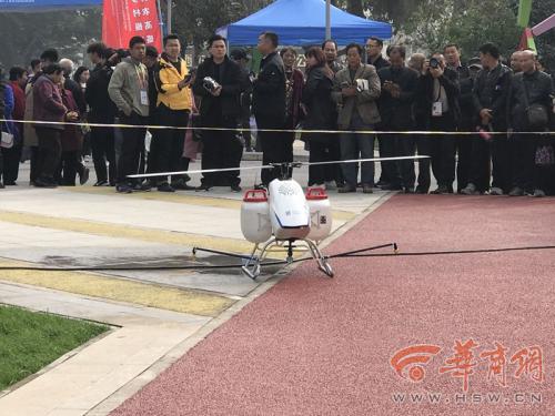 无人机植保亮相农高会 参观者赞叹“科技真了不起！”
