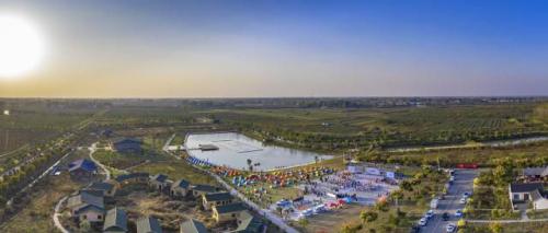 音乐帐篷节美女如云，小伙飞无人机“求混帐”