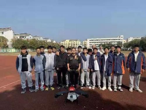 无人机大赛各地参赛选手正在紧张备战中...