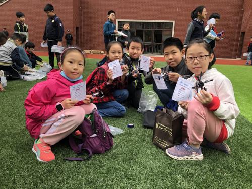 无人机从娃娃抓起，普陀百名中小学生比拼“空中”技能