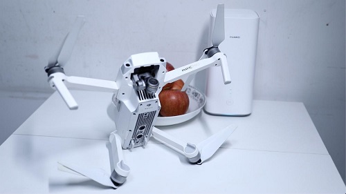 张晶：5G打破信号传输壁垒 让无人机翱翔于天地间