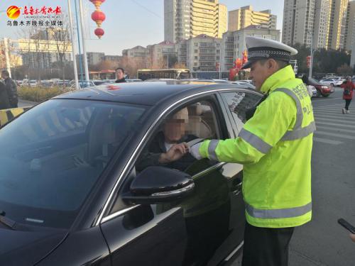 开车陋习全记录 首府交警启用无人机查纠瞬间违法