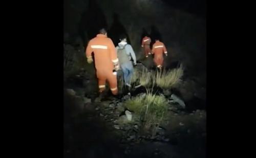 无人机航拍坠落,游客寻找被困断崖现已获救