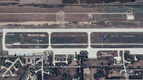 美军卫星发现可怕一幕，9架EA-03无人机出现，白宫质问为何没受阅