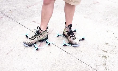 外国人小伙脑洞大开，把无人机安装在鞋底，会不会使人飞起来呢？