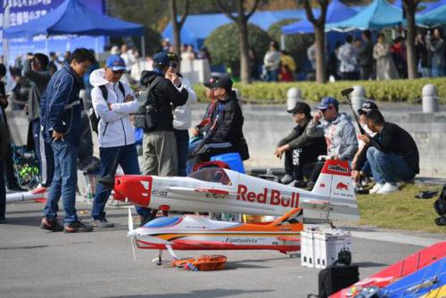 “雨花杯”国际无人机竞速冠军赛开飞