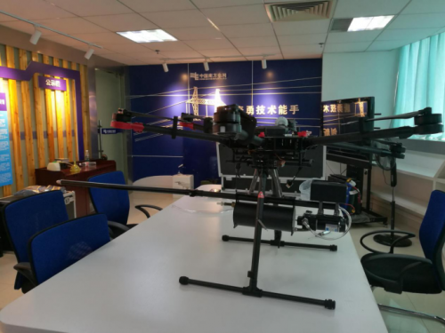 南方电网超高压百色局喷火无人机再添“新兵”