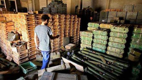 也门国防部长车队驶出，翼龙无人机立马连射4枚导弹，一举炸死3人