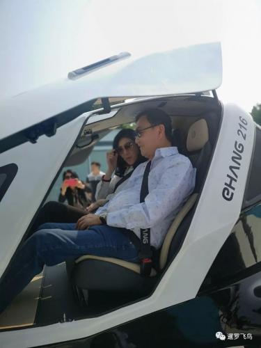 赞不绝口！英拉他信在中国体验大型无人机（图）