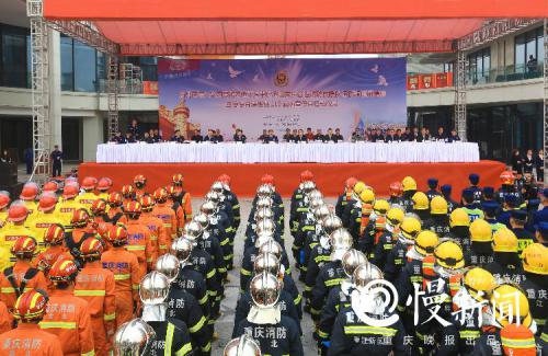 重庆消防自创无人机灭火操 昨日演习一大波黑科技亮相