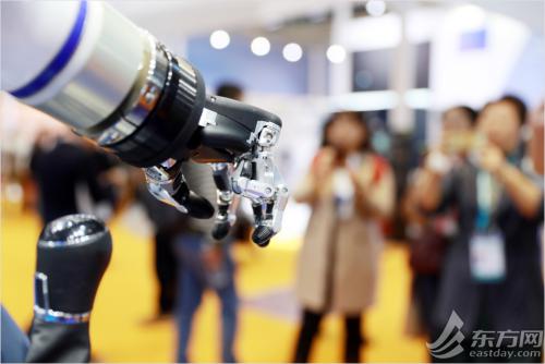 进博会装备展的“镇馆之宝”：C919起落架、12米翼展无人机