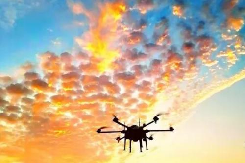 变身“无人机飞行师”是怎样一种体验 