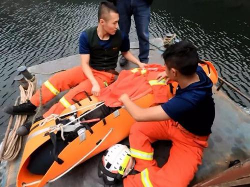 仁怀一男子航拍时，为搜寻失控无人机，滑落山崖！ 