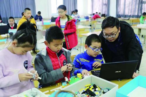 无人机人工智能足球小号 来看冰城学校花样课后课