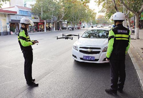 桓台交警助力创建文明城市 无人机巡逻抓拍违停