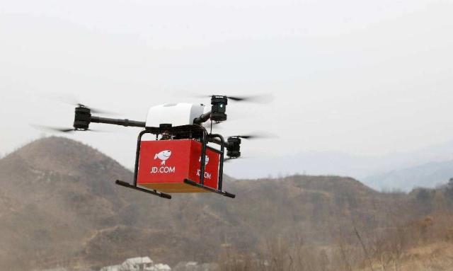 湖南长沙某高校：邮政无人机配送来到，网友：在学校路边看到的！