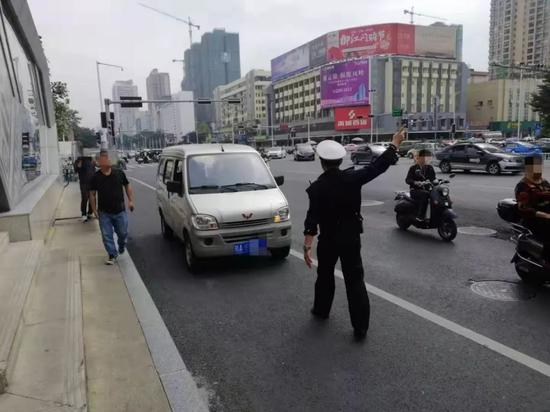 乱停车挨罚!南宁民族大道部分路段有无人机和电警抓