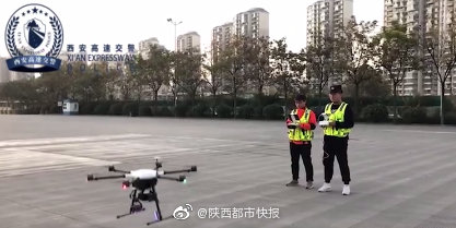 西安一男子开车占用应急车道 无人机空中捕捉违法行为 一查他还酒